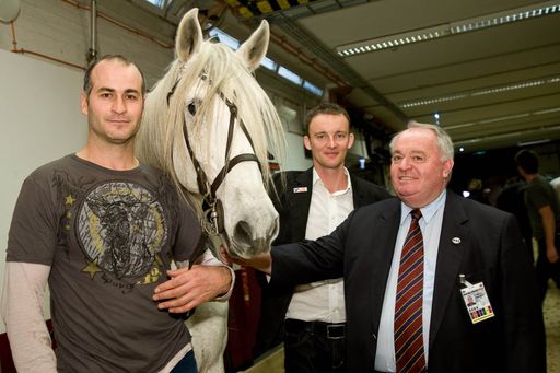 Intersport Eybl verstärkt Engagement im Pferdesport. Im Bild v.l.n.r.: Daniel Naprovs (Devil's Horeseman), Mag. Florian Größwang (Marketingleiter Intersport Eybl), Oberst Friedrich Schuster (Bundesfachverband für Reiten und Fahren in Österreich)
http://pressefotos.at/m.php?g=1&u=66&dir=200811&e=20081106_a&a=event