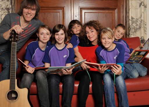 Sandra Pires und Kids stöbern nach altem Liedgut in der Österreichischen Nationalbibliothek, v.l.n.r.: Christian Deix (Musiker), Sandra Pires (Sängerin), Kinder aus Niederösterreich, Burgenland und Wien,
http://pressefotos.at/m.php?g=1&u=1&dir=200811&e=20081108_k&a=event