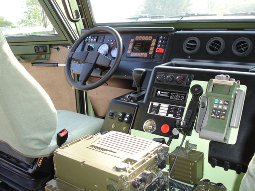 Vorschau Bild von General Dynamics European Land Systems (GDELS) und das deutsche Bundesamt für Wehrtechnik und Beschaffung (BWB) haben einen Vertrag über die Lieferung von 198 geschützten Führungs- und Funktionsfahrzeugen vom Typ EAGLE IV 4x4 unterzeichnet. Der EAGLE IV bietet einen sehr hohen Schutz gegen ballistische Bedrohungen, Minen aber auch gegen Sprengfallen (IEDs). Im Weiteren ist das Fahrzeug mit einem ABC-Überdrucksystem ausgestattet.