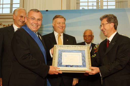 World Public Forum, WPF, verlieh Alfred Gusenbauer den Award "Dialogue of Civilizations": vl. Nicholas Papanicolaou (WPF), Alfred Gusenbauer, Vladimir Yakunin (WPF), Jagdish Kapur (WPF) und Oleg Atkov (WPF)