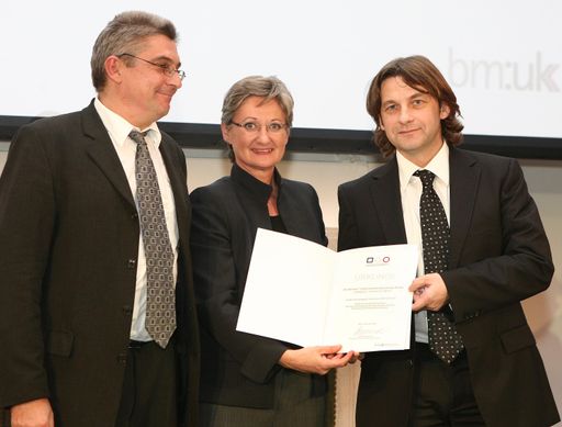 Im Bild (v.l.): Holger Bienzle (EU Bereichsleitung die Berater(R)), Bildungsministerin Claudia Schmied und Martin Röhsner (Geschäftsführung die Berater(R)) bei der Staatspreisverleihung für Erwachsenenbildung 2008 in der Kategorie Innovation.
