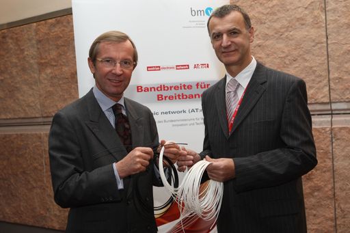  AT: net Info-Day "Bandbreite für Breitband".
Im Bild: v.l.n.r. LH-Stv. Dr. Wilfried Haslauer und MR. Ing. Mag. Alfred Ruzicka (BMVIT) mit einem neuen Plastik-Lichtwellenleiter.
http://pressefotos.at/m.php?g=1&u=62&dir=200811&e=20081111_b&a=event