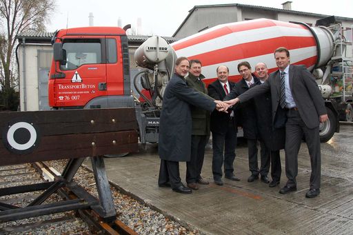 Im Bild v.l.n.r. Friedrich Macher (Vorstandsmitglied Rail Cargo Austria), Robert Pree (Vorstand Asamer Holding), Andreas Kisling (Geschäftsführung Transportbeton GesmbH & Co KG), Reinhold Lindner (Geschäftsführer Transportbeton GesmbH & Co KG), Johann Narrenhofer (Leiter Strategie Rail Cargo Austria) und Albrecht Zöhrer (Vetrieb Außendienst Rail Cargo Austria)
http://pressefotos.at/m.php?g=1&u=43&dir=200811&e=20081113_t&a=event