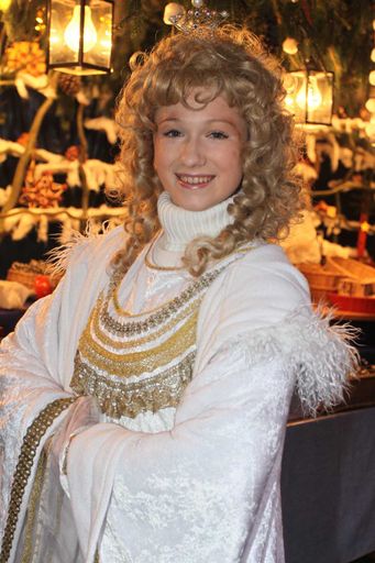 http://pressefotos.at/m.php?g=1&u=52&dir=200811&e=20081113_a&a=event

Der Wiener Adventzauber gilt mit seinem umfangreichen und immer abwechslungsreichen Programm als Europas kinderfreundlichster Weihnachtsmarkt. Hier werden Kinderwünsche erfüllt und die Zeit bis zum großen Fest vergeht wie im Flug. Und heuer feiert das Wiener Christkindl ein kleines Jubiläum: bereits zum fünften Mal übernimmt eine junge Wienerin - heuer ist es die 19-jährige Karina-Lisa - die Rolle des Wiener Christkindls und erfreut Groß und Klein mit Geschichten zur Weihnachtszeit. Ab 15. November ist es endlich wieder so weit - der Wiener Adventzauber und der Wiener Christkindlmarkt öffnen ihre Pforten.
Weitere Informationen unter: http://www.christkindlmarkt.at