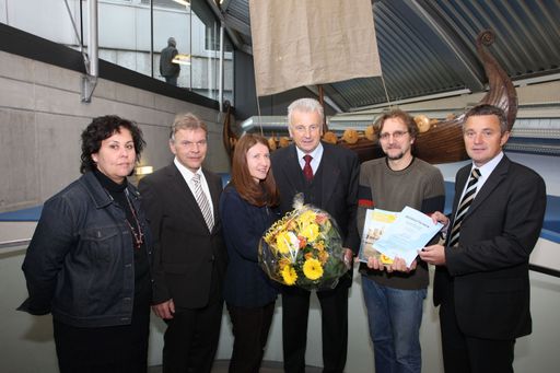 Im Bild (v.l.n.r.): Leiterin der Kunsthalle Leoben Mag. Susanne Leitner-Böchzelt, Leobens Kulturreferent StR Franz Valland, Jubiläumsbesucherin Elke Kastl, Leobens Bürgermeister Dr. Matthias Konrad, Jubiläumsbesucher Klaus Kastl und der Kulturmanager der Stadt Leoben Gerhard Samberger.