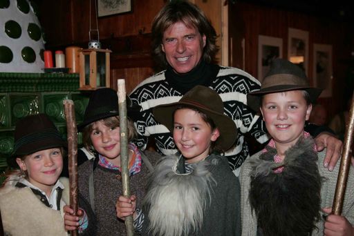 Hansi mit den Brixner Anklöpflerkindern während den Dreharbeiten in der Oberlandhütte in Aschau