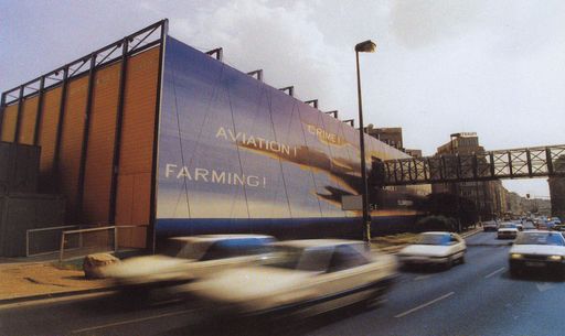  Die von BEKO mit einem Kunstwerk von Edward Ruscha verkleidete Fassade der Kunsthalle am Karlsplatz in Wien. Im Rahmen der Ausstellung zeitgenössischer Malerei 'Der zerbrochene Spiegel'(einer Veranstaltung der Wiener Festwochen) wurden 1993 zwei Fassaden, als Museum im Progress, mit je einem Gemälde neu gestaltet. Durch die Forschungsarbeiten am CALSI-Projekt verfügte BEKO bereits in den 90er Jahren über das komplette Know-how zur Anfertigung von Großbildern mit Ausmaßen von 40m bis 500m.