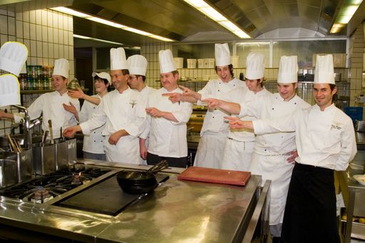 Chefkoch Roland Geisberger und sein Küchenteam vom Europa Stüberl des Grand Hotel Europa freuen sich über die zweite Haube des Gault Millau.