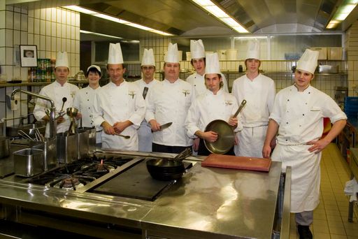 Vorschau Bild von Chefkoch Roland Geisberger vom Europa Stüberl des Grand Hotel Europa führt den hauseigenen Nachwuchs über das ausgeklügelte Lehrlingsprogramm zu kulinarischen Höchstleistungen.