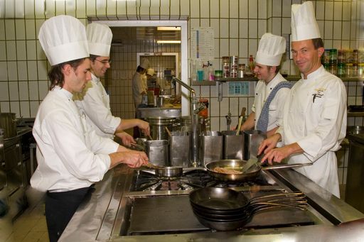 Vorschau Bild von Mit einer Mischung aus regionalen und saisonalen Produkten sowie deren kreativer Kombination erkochten sich Roland Geisberger und sein Küchenteam vom Europa Stüberl des Grand Hotel Europa die zweite Haube.