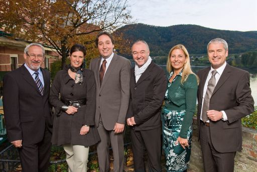  v.l.n.r.: Bernhard Kaiser (Anzeigenleitung Krone West), Dagmar Bachrich (Anzeigenleitung Krone Ost), Robert Walter (Anzeigenleitung Krone Süd), Franz Prenner (Geschäftsführung Mediaprint), Manuela Hofbauer-Paganotta (Gesamtanzeigenleitung Kronen Zeitung), Michael Liebenberger (Anzeigenleitung Supplements/Beilagen).