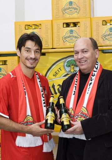 "Danke für das einzige EM-Tor Österreichs!"
Mit diesen Worten übergab Ottakringer-Chef Sigi Menz (re.) die erste "Lebenslang Bier"-Lieferung an Ivica Vastic (li.).