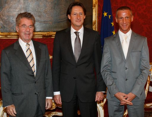 Der designierte BZÖ-Chef NAbg. Stefan Petzner, BZÖ-Klubobmann Josef Bucher und BZÖ-Generalsekretär Dr. Martin Strutz sind heute in der Hofburg mit Bundespräsident Dr. Heinz Fischer zusammengetroffen. Petzner erklärte im Anschluss, dass dieses einstündige Gespräch sowohl atmosphärisch als auch inhaltlich positiv verlaufen sei.