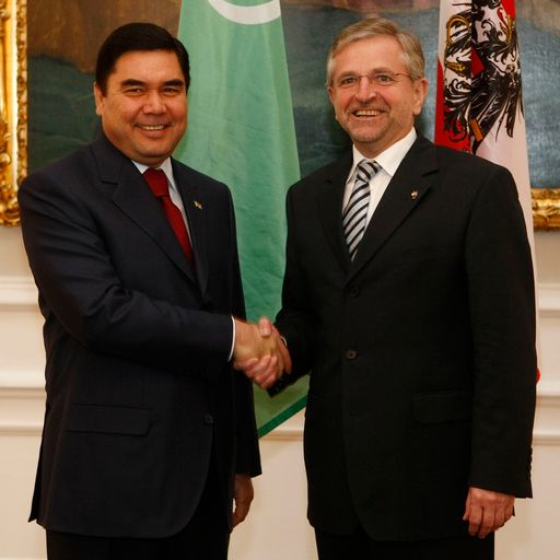 Am 18. November 2008 wurde der Präsident von Turkmenistan Gurbanguly Mjalikgulijewitsch Berdymuchammedow (l.) im Bundeskanzleramt von Vizekanzler Wilhelm Molterer (r.) empfangen.