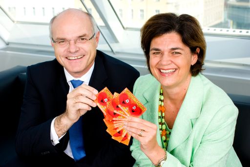 Dr. Karl Stoss und Mag. Bettina Glatz-Kremsner mit dem neuen Rubellos "Glückliche Herzen"/Baschkortostan