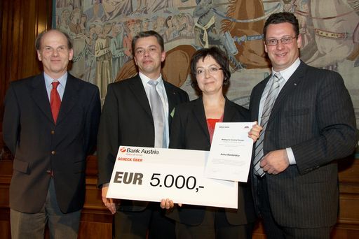Vorschau Bild von Im Bild v.l.n.r. Ambros Kindel (APA-Außenpolitik), Martin Halama (Pressesprecher, Bank Austria), Anna Koktsidou (Preisträgerin 2008) und Michael Lang (Chefredakteur, APA - Austria Presse Agentur)