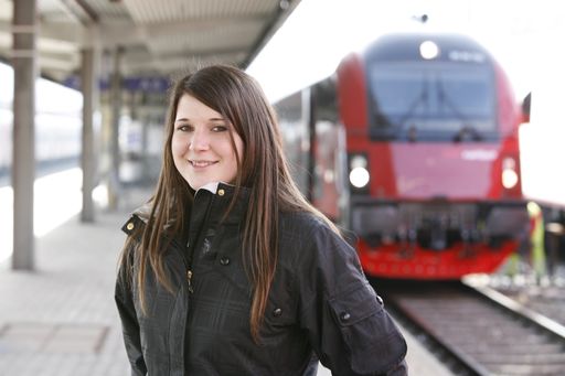 Vorschau Bild von Marina Knabl ist mit 18 Jahren die jüngste unter den 4.300 Lokführern der ÖBB. Im Bild am Bahnsteig in Innsbruck - im Hintergrund der moderne Railjet-Zug.