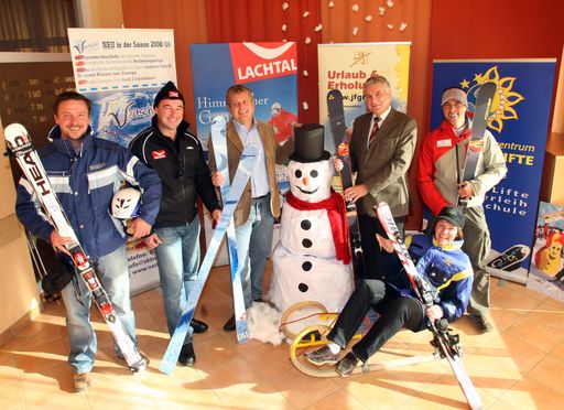  v.l.n.r. Erwin Fraiß (Skigebiet Veitsch-Brunnalm), Wolfgang Rappold (Skigebiet Lachtal), Gerhard Wendl (Vorstand der Jugend & Familiengästehäuser), Mag. Wolfgang Erlitz (Landesschulratspräsident), Regina Kaltenegger (Skigebiet Salzstiegl), Thomas Hopf (Skigebiet Gaal) bei der Prästentation von "Steirische Schulen auf steirische Pisten"