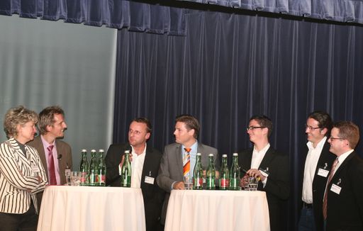 Bei der APA-E-Business-Community am 20. November 2008 diskutierten Expertinnen und Experten über Chancen und Stolpersteine des Internet im Tourismus (v.l.n.r.): Waltraud Wiedermann (APA-DeFacto), Markus Lassnig (Salzburg Research/e-Motion), Erwin Vacek (DIMOCO), Christian Schober (Kapsch BusinessCom), Markus Linder (Smart Information Systems), Rainer Friedl (diamond:dogs) und Michael Brunner (NextiraOne).