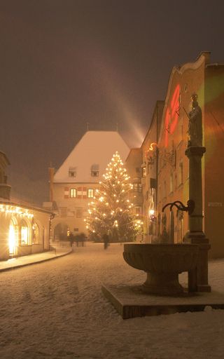 Stimmungsvoller Advent in der mittelalterlichen Stadt Hall in Tirol.