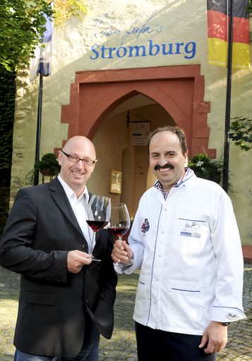  GourmetReise-Magazin Herausgeber Jürgen Pichler stößt mit Johann Lafer das GourmetReise-Festival in der Steiermark an.