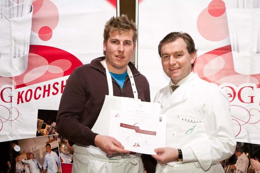 http://pressefotos.at/main.php?g=1&dir=200811&u=66&a=event&e=20081122_a
Im Bild der strahlende Sieger Patrick Hartmann mit BÖG-Präsident Toni Mörwald