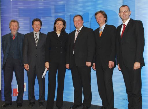Mittlerweile 670 Studienplätze in technischen Studiengängen an der Unternehmerischen Hochschule (R) in Innsbruck
v.l.n.r. Dr. Josef Neuert (FH Kufstein), Rektor Karl-Heinz Töchterle (LFU), LRin Patrizia Zoller-Frischauf, LR Bernhard Tilg, Vizerektor Dr. Markus Schwab (UMIT Hall) und Dr. Andreas Altmann (GF MCI Innsbruck).
