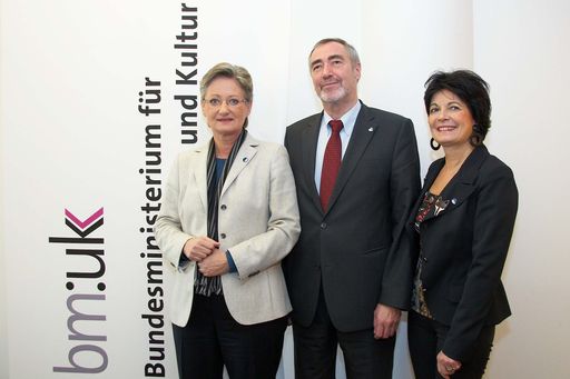  Das Thema "Gewalt an der Schule" ist eine zentrale Aufgabe für Politik und Gesellschaft. Im Bild v.l.n.r. Dr. Claudia Schmied (Bildungsministerin), Univ. Prof. Dr. Friedrich Lösel (University of Cambridge) und Univ. Prof. Dr. Christiane Spiel (Universität Wien) 
http://pressefotos.at/m.php?g=1&u=43&dir=200811&e=20081128_g&a=event
