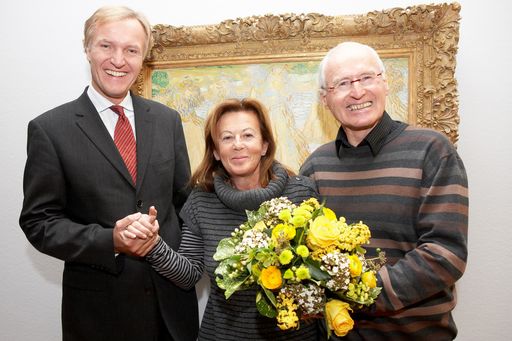 Dr. Schröder mit dem glücklichen Besucherpaar
