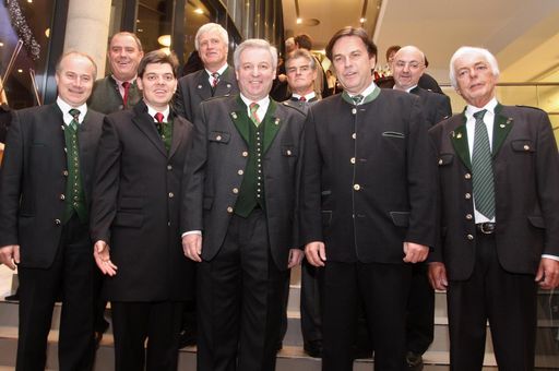  v.l.n.r.: Landesrat Johann Seitinger, Landtagspräsident Siegfried Schrittwieser, Nikolaus Hulatsch (GF Mariazeller Europeum), Bgm. Harald Schimmer (Gußwerk ), LH Stv. Hermann Schützenhöfer, Bgm. Herbert Fuchs (Halltal), LH Mag. Franz Voves, Bgm. Manfred Seebacher (St. Sebastian), Bgm. Helmut Pertl (Mariazell).
weitere Bilder unter:
http://pressefotos.at/m.php?g=1&u=52&dir=200811&e=20081129_a&a=event