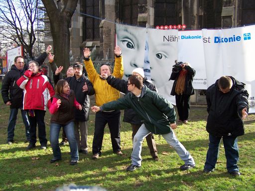 Die SchauspielerInnen des Theater Malaria vor dem 'enthüllten' Plakat