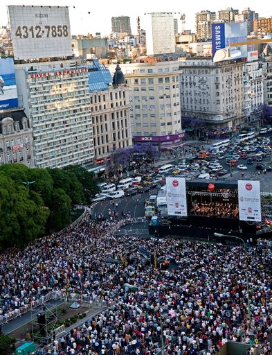 Als kultureller Botschafter Berlins wurden die Berliner Symphoniker nach Argentinien eingeladen, wo unter der Leitung des argentinisch-österreichischen Dirigenten - Jorge Uliarte - 5 Konzerte in den schönsten Theatern Argentiniens abgehalten wurden. Ein gigantisches Open-Air-Konzert - im Zentrum von Buenos Aires - bildete den krönenden Abschluss. 30.000 Zuschauer lauschten den feinen Klängen der Berliner Symphoniker.
