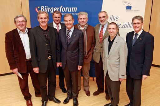  Villacher Bürgerinnen und Bürger diskutieren über Europa mit Helmut Manzenreiter (Bürgermeister), LR Josef Martinz, Moderator Adolf Winkler, die EU Abg. Hubert Pirker, Andreas Mölzer und Wolfgang Bulfon, Wolfgang Hiller (Informationsbüro) und LR Peter Kaiser. Weitere Bilder unter:
http://pressefotos.at/m.php?g=1&u=71&dir=200812&e=20081201_b&a=event