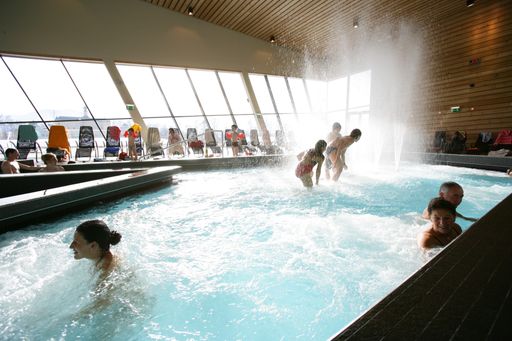 Strömungsbecken im "Aqualux for fun" mit tollem Blick auf Schloss Gabelhofen