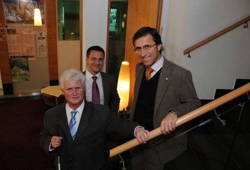 v.l. Dietmar Graff, Obmann des Tiroler Blinden- und Sehbehindertenverbands, Manuel Habicher, Direktor Hotel Innsbruck, und Josef Margreiter, Geschäftsführer der Tirol Werbung, bei der Inspektion der neuen Handläufe im Stiegenhaus im Hotel Innsbruck.