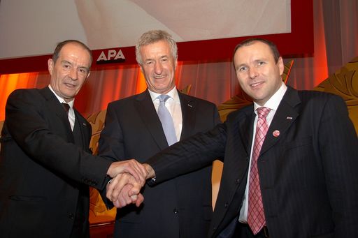Vorschau Bild von Die APA - Austria Presse Agentur verabschiedete am 4. Dezember 2008 den langjährigen Geschäftsführer Wolfgang Vyslozil nach 26 Jahren an der Spitze der österreichischen Nachrichtenagentur. Im Bild v.l.n.r. stv. APA-Geschäftsführer Konrad Tretter , Wolfgang Vyslozil und sein designierter Nachfolger Peter Kropsch.