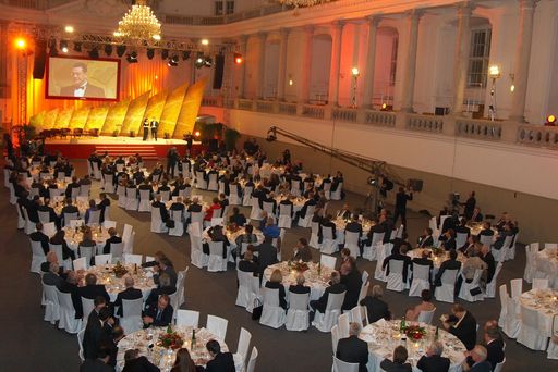 Die APA - Austria Presse Agentur verabschiedete am 4. Dezember 2008 den langjährigen Geschäftsführer Wolfgang Vyslozil nach 26 Jahren an der Spitze der österreichischen Nachrichtenagentur in der Spanischen Hofreitschule in Wien.