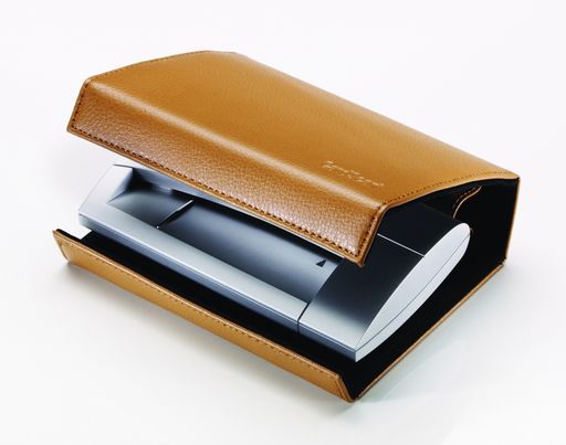 Vorschau Bild von CardScan Visitenkartenscanner inkl. Lederetui. Die Verwendung dieses Bildes ist für redaktionelle Zwecke honorarfrei. Abdruck bitte unter Quellenangabe: "obs/CardScan by Dymo - Sanford Brands"