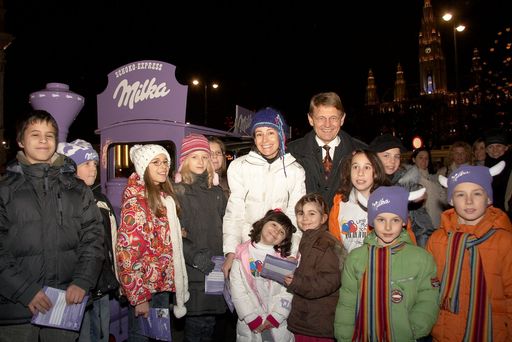 Sandra Pires und Dr. Peter Reinecke (Generaldirektor Kraft Foods Österreich) mit dem Kinderchor;
Weitere Bilder abrufbar unter:
http://pressefotos.at/m.php?g=1&u=43&dir=200812&e=20081205_m&a=event