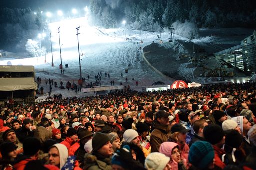 Vorschau Bild von 6000 begeisterte Fans im Planaistadion bei winterlichem Schneetreiben.
Weitere Bilder unter:
http://pressefotos.at/m.php?g=1&u=55&dir=200812&e=20081207_s&a=event