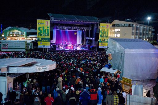 Vorschau Bild von Kid Rock heizte den Fans beim Skifestivals auf der Schladminger Planai so richtig ein.
Weitere Bilder unter:
http://pressefotos.at/m.php?g=1&u=55&dir=200812&e=20081207_s&a=event