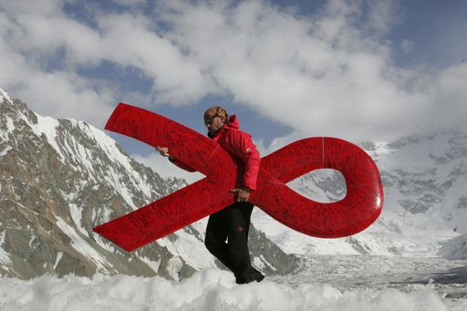 Mit spektakulären Aktionen versucht Joachim Franz die Menschen für das
Thema Aids aufzurütteln. 2004 befestigte er zusammen mit seinem Team auf
dem 7439 Meter hohen Pik Pobedy in Kirgisistan eine drei Meter große
Aids-Schleife, um gegen das Ignorieren dieser Krankheit in Asien zu
demonstrieren. Die Verwendung dieses Bildes ist für redaktionelle Zwecke
honorarfrei. Abdruck bitte unter Quellenangabe: "obs/Reader's Digest
Deutschland"