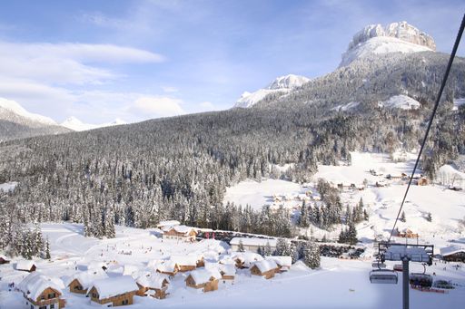 Die AlpenParks Hagan Lodge besteht aus 46 Ferienhäusern in landestypischer Holzbauweise, einer Lodge-Reception mit kleiner Bar, der AlpenParks Dorfstube mit Restaurant, Sonnenterrasse und Aprés Sports-Bereich.