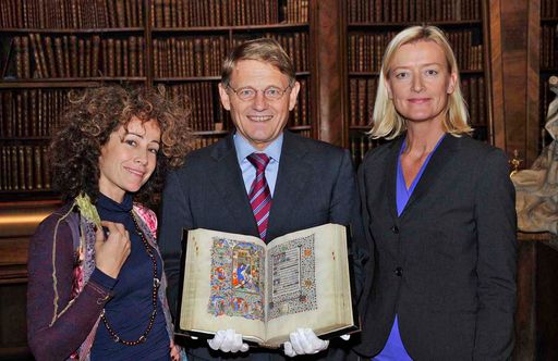 Milka übernimmt Buchpatenschaft der Österr. Nationalbibliothek - v.l.n.r.: Sandra Pires, Dr. Peter Reinecke (GD Kraft Foods Austria), Dr. Johanna Rachinger (GD Österr. Nationalbibliothek)
http://pressefotos.at/m.php?g=1&u=38&dir=200811&e=20081117_n&a=event