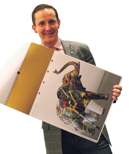 Vorschau Bild von Initiator und Eigentümer Florian Werner fasst in der Hospiz Gallery in St. Christoph am Arlberg dutzende Werke zeitgenössischer Kunst zu einem überraschenden Potpourri zusammen und stellt zudem seine eigenen expressiven Bilder aus.