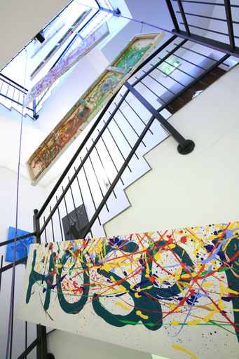  Die Standorte der Galerie im Arlberg Hospiz Hotel tragen Namen wie Kunstmeile (240 m2), Kunstgasse (18 m2), Kunst im Gym (140 m2), Kunst im Pool (200 m2), Kunst in der alten Sauna (65 m2),  Kunst im Spa (750 m2) und - wie hier im Bild - Kunst im Stiegenhaus (20 m2).