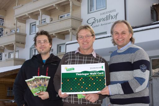 v.l.n.r.: Im Familienhotel Grundlhof in Bramberg urlaubt schon seit Jahren Thüringens Ministerpräsident Dieter Althaus. Hausherr Bruno Baitz (Bild Mitte), Jörg Blaickner und Ferienregion Geschäftsführer Christian Wörister vereinbarten gemeinsam die Kooperation mit der Thüringer Wald Card für den kommenden Winter 2008/2009 und Sommer 2009.