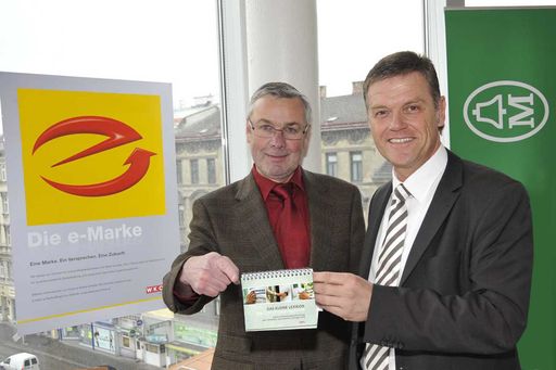 Die Bundesinnung der Elektrotechniker und die Moeller Gebäudeautomation GmbH präsentieren "Das kleine Lexikon der Elektroinstallation" - Im Bild v.l.n.r.: Rudolf Reisl (Bundesinnungsmeister) und Günter Suhrada (Moeller Gebäudeautomation)