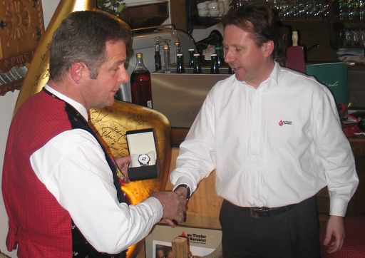 Vorschau Bild von Sepp Greil überreichte Norbert Rier ein besonderes Geschenk - die neue Herzblut Andreas Hofer Uhr.