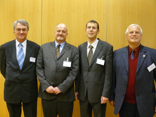 (v.l.n.r.): Sándor Tiborcz, Wirtschaftsdirektor Erzsébet Hospital Sopron
Dr. Martin Schima, Geschäftsführer der EBG MedAustron
Mag. DI Dr. Thomas Schreiner, zuständig für internationale Projekte bei EBG MedAustron GmbH
Dkfm. Theodor Krendelsberger, Geschäftsführer der PEG MedAustron Gesellschaft mbH